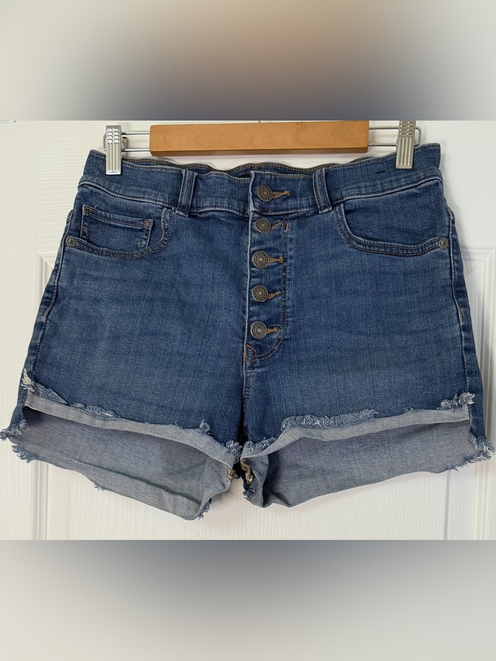 Express Shortie High Rise Denim Shorts Women’s Size 8 Blue Frayed Raw Hem Button